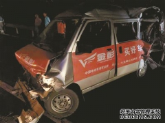 遭遇大貨車追尾司機的這個動作救了全車人
